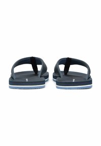 Un paio di infradito blu scuro con cinturini neri e suole a righe bianche, viste frontalmente su uno sfondo bianco.