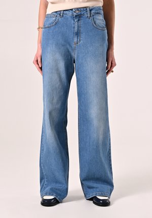 Jeans a gamba larga di colore azzurro chiaro realizzati in denim, con un classico design a cinque tasche e un lavaggio sbiadito con sottili dettagli di whiskering.