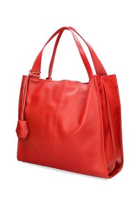 Rode leren draagtas met twee handvatten, een gladde textuur en een afneembare hanger. Heeft een minimalistisch ontwerp en een open bovenkant.