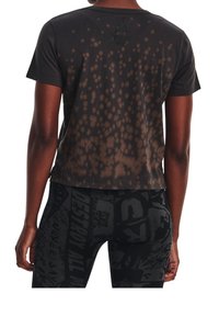 Camiseta negra con un efecto de decoloración en degradado, manga corta y cuello redondo. Presenta un pequeño logo en la parte superior de la espalda. Tejido suave de algodón.