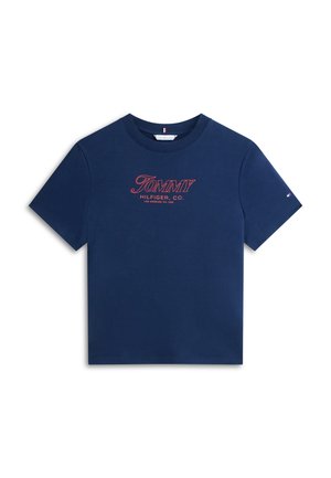 T-shirt en coton bleu marine avec le texte "TOMMY HILFIGER, CO." en rouge. Col rond classique, manches courtes, avec le logo de la marque sur la manche.