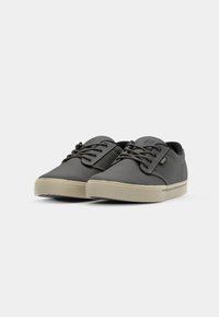 Sneakers in tela grigia con punte rotonde, lacci piatti e suole in gomma beige. Presentano dettagli di cucitura sottili e una superficie texture.