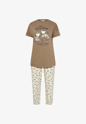 Braunes T-Shirt mit kurzen Ärmeln und einem Café-Thema; cremefarbene Hose mit Croissant-Muster. Beide Teile sind aus weichem Stoff gefertigt.