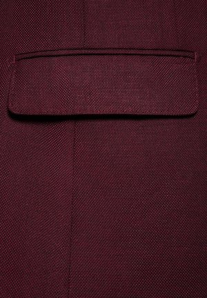 Burgundowa tkanina z teksturowanym wzorem. Posiada poziomą klapkę kieszeni, wykończone krawędzie oraz usztywnioną konstrukcję.