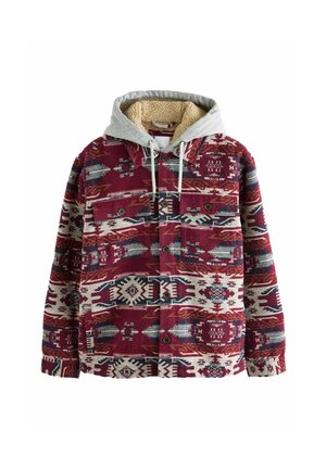 Rød og creme ternet jakke med grå hætte, der har en fleeceforet krave og knaplukning. Mønstrene inkluderer geometriske designs og accenter.