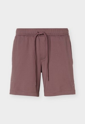 Fioletowe szorty z elastycznym pasem z regulowanym sznurkiem i bocznymi kieszeniami, wykonane z miękkiego, lekkiego materiału.