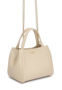 Smėlio spalvos odinė rankinė su trumpomis rankenomis ir auksine grandinės ilgo petnešos dirželiu, ant kurios auksinėmis raidėmis parašytas prekės ženklo pavadinimas „Kazar“.