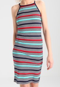 Gestreepte jurk met horizontale banden in marineblauw, rood en turquoise, met een getailleerd ontwerp en halterhals. Zachte katoenen stof.