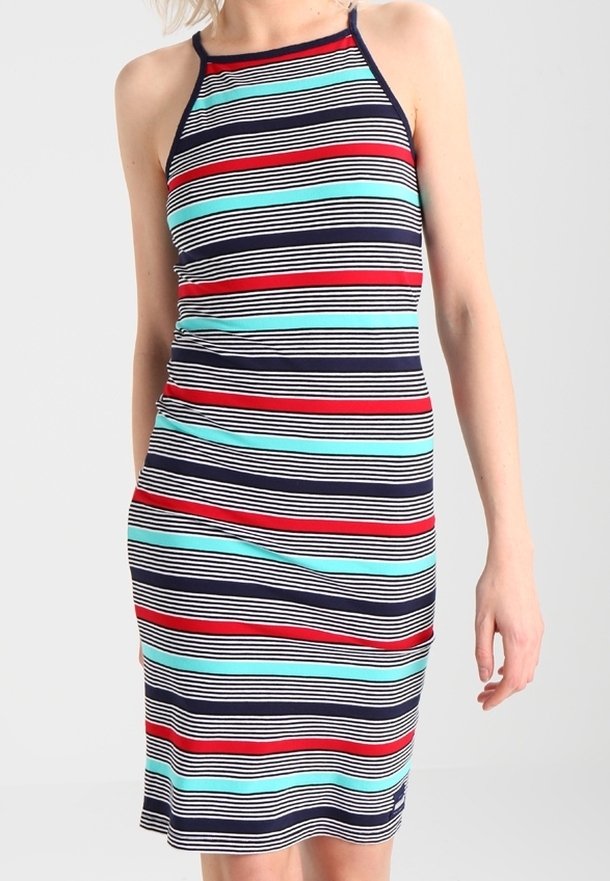 Gestreepte jurk met horizontale banden in marineblauw, rood en turquoise, met een getailleerd ontwerp en halterhals. Zachte katoenen stof.