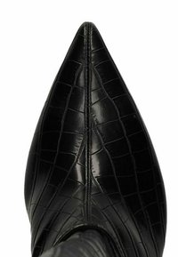 Botte noire à bout pointu avec un motif crocodile brillant, présentant des détails cousus le long de la tige et une texture lisse.