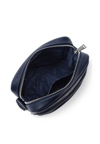 Borsa a tracolla in pelle blu navy con zip argentata, aperta per mostrare l'interno vuoto in tessuto blu e una tasca interna.