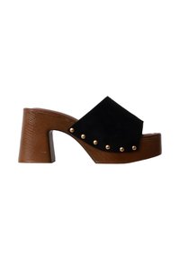 Mule à talon plateforme en bois marron avec dessus en daim noir et détails cloutés dorés le long des côtés.