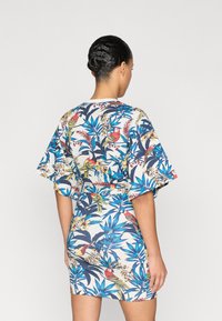 Φλοράλ φόρεμα με κοντά μανίκια, σε ζωηρά χρώματα όπως μπλε, κόκκινο και πράσινο, κατασκευασμένο από ελαφρύ υλικό.