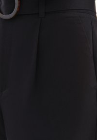 MIT HOHER TAILLE UND GÜRTELDETAIL - Short - black