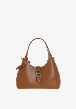 Borsa a tracolla in pelle marrone con forma curva, tracolla larga, dettaglio con fibbia e minuteria in argento lucido. Texture liscia con accenti minimi.