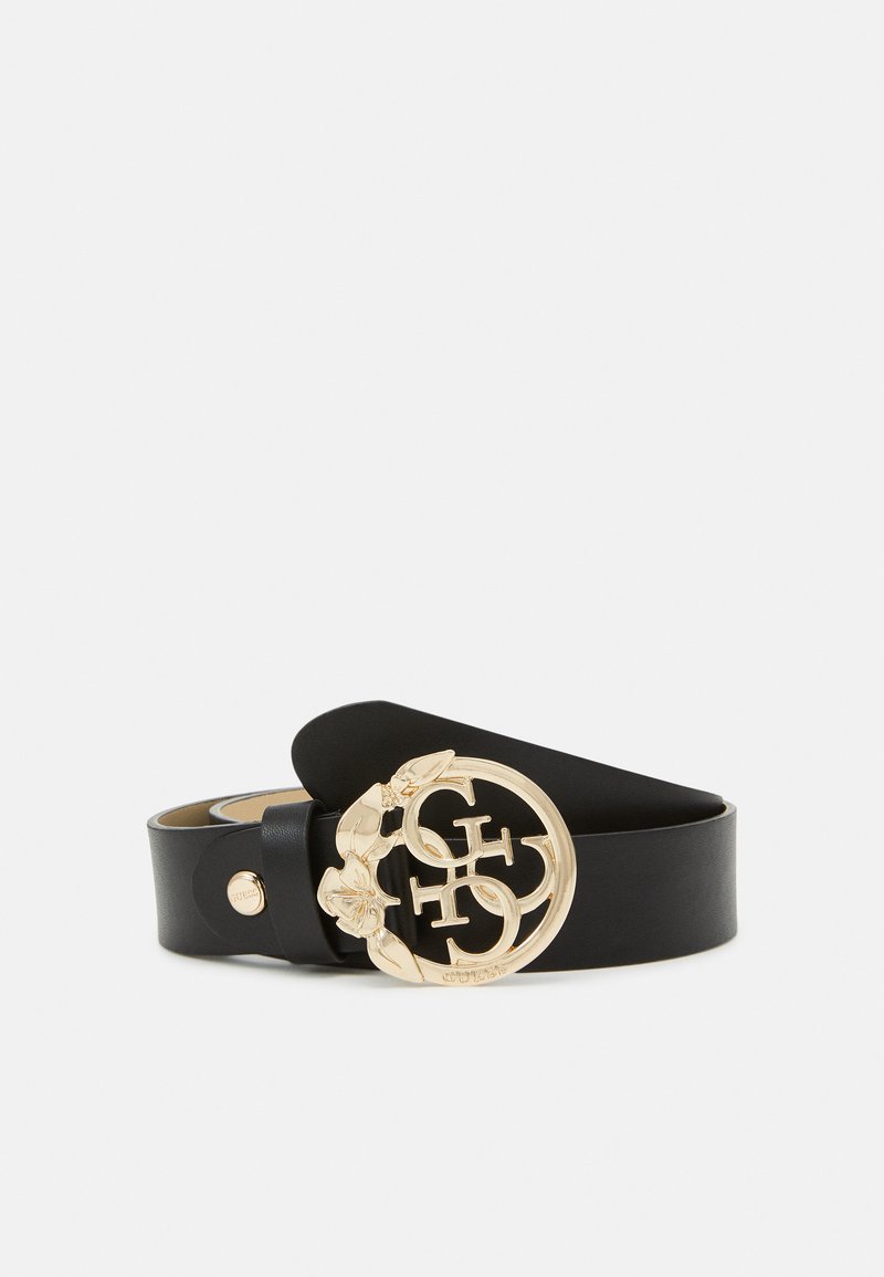 Zwarte leren riem met een gouden ronde gespsluiting met verweven letters en bloemaccenten, gladde textuur en verstelbare lengte.