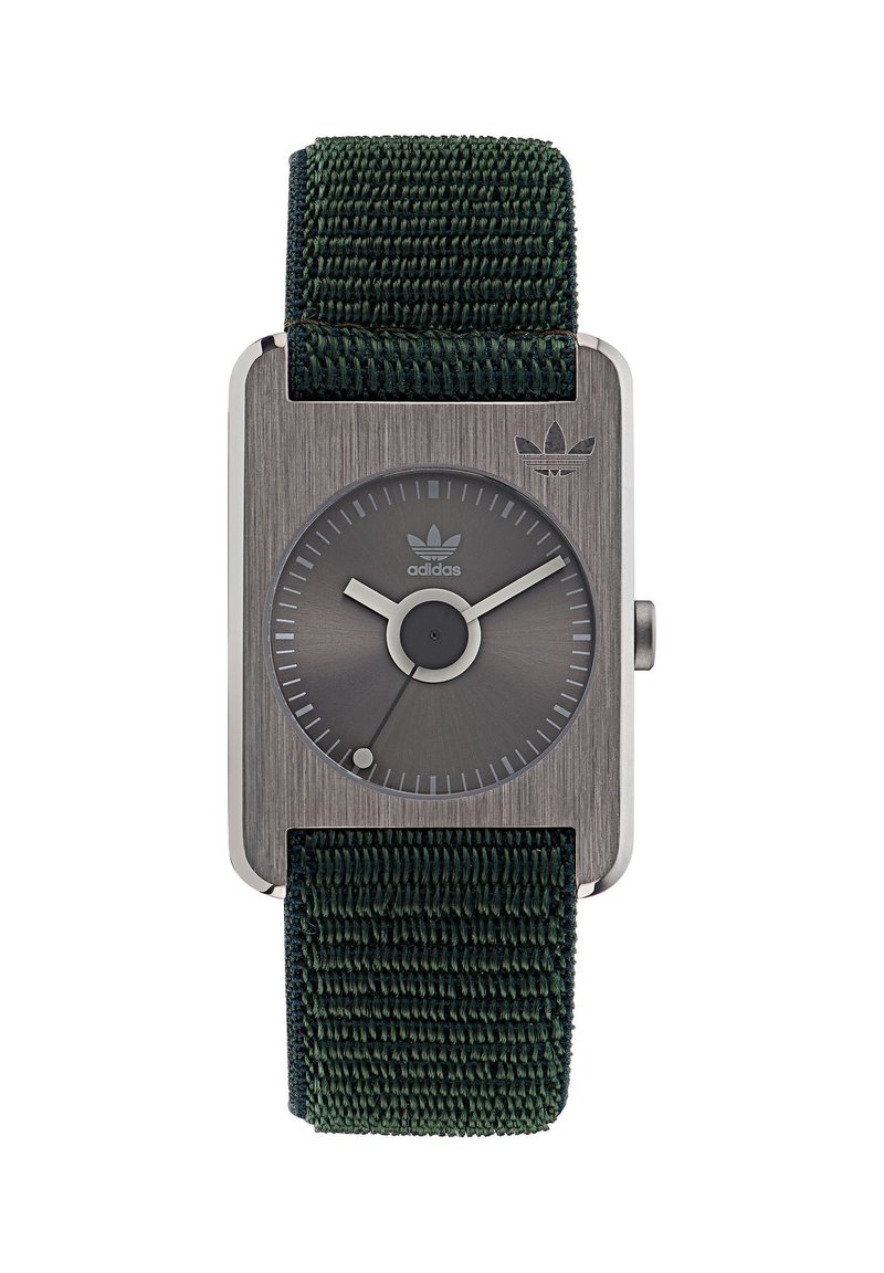 Montre-bracelet rectangulaire Adidas avec cadran en métal brossé foncé, aiguilles argentées, trotteuse noire et bracelet en tissu texturé vert foncé.