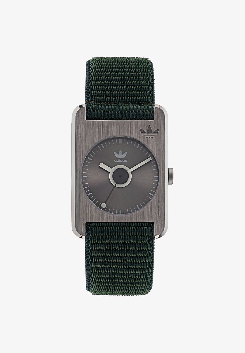 Reloj de pulsera rectangular Adidas con esfera metálica oscura cepillada, manecillas plateadas, segundero negro y correa de tela texturizada en verde oscuro.