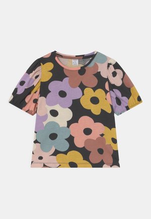 Sort kortærmet skjorte med store farverige blomster i gult, lilla, pink, blå og brunt, med rund halsudskæring og puffede ærmer.