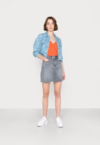 Vero Moda VMPRETTY SINGLET - Top - cherry tomato