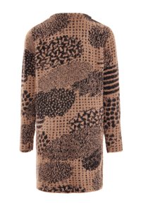 Hnědý oversized svetr se vzory, který má různé textury a abstraktní černédesigny, s dlouhými rukávy a střední délkou.