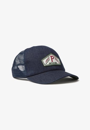 Gorra de béisbol con malla trasera azul marino, visera curva y un parche triangular con una gran "P" roja y texto estilizado.