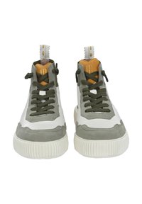 Sneaker alte in pelle bianca con accenti in suede oliva, dotate di lacci verdi, suola in gomma testurizzata e fodera arancione complementare.