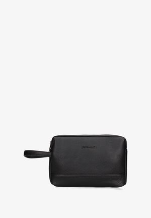 Borsa nera in pelle con finitura texturizzata, forma rettangolare, chiusura con zip superiore e manico laterale. Presenta un discreto logo impresso sul davanti.