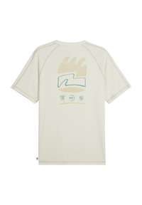 Crèmekleurig T-shirt met korte mouwen en een achterkant met een grafisch ontwerp van abstracte golfvormen in beige en teal. Duurzame stof met gestikte details.
