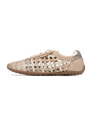 Zapatilla de cuero tejido en beige y dorado metálico con cordones en la parte frontal y suela de goma texturizada, vista desde el lado derecho sobre fondo blanco.