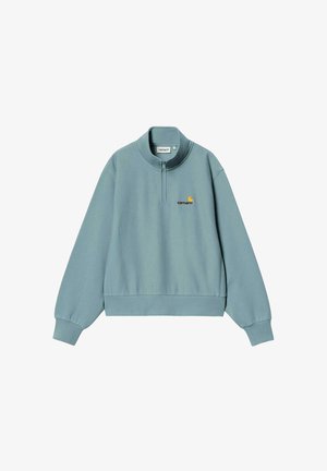 Sudadera de azul claro con cremallera en el cuello, de mangas largas, puños y dobladillo acanalados, y pequeño logotipo amarillo bordado en el lado izquierdo del pecho.