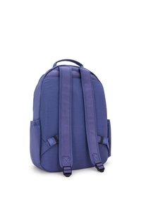 Lila ryggsäck med en slät, texturerad yta. Har vadderade axelremmar, sidofickor och ett handtag för att bära den ovanpå.