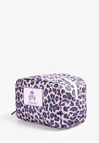 Neceser con estampado de leopardo púrpura, de forma rectangular, con cierre de cremallera y un logo de calavera y huesos cruzados en una etiqueta blanca.