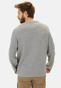 Grauer Pullover mit langen Ärmeln, rundem Halsausschnitt und strukturiertem Stoff. Verfügt über eine horizontale Naht auf der Rückseite.