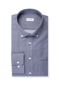 Donkerblauw overhemd met een klein stippatroon, knoopsluiting en een borstzakje. Voorzien van witte knopen en een gladde textuur.