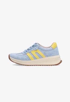 Lyseblå sneaker med gule detaljer, tyk hvid sål, snørebånd foran og brun tekstureret ydersål, vist fra siden på hvid baggrund.