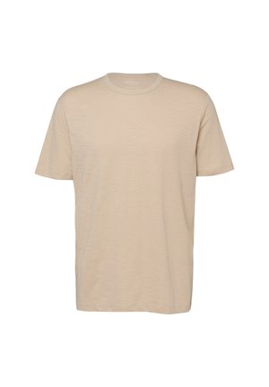 Beige T-Shirt mit kurzen Ärmeln und Rundhalsausschnitt, schlichtes Design, vor weißem Hintergrund hängend.