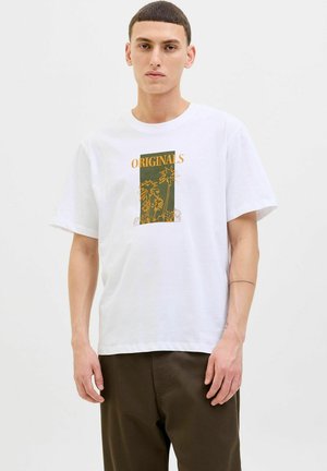 Weißes Baumwoll-T-Shirt mit Rundhalsausschnitt, das einen grünen und orangefarbenen Grafikdruck mit Palmen und dem Text "ORIGINALS" zeigt.