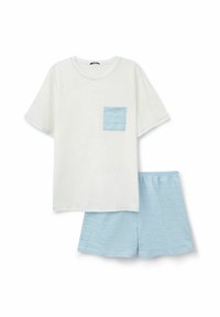 Camiseta blanca de manga corta con bolsillo en el pecho de color azul claro y pantalones cortos elásticos de cintura azul claro a juego con sutiles rayas horizontales.