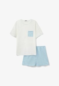 Camiseta blanca de manga corta con bolsillo en el pecho de color azul claro y pantalones cortos elásticos de cintura azul claro a juego con sutiles rayas horizontales.