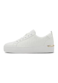 Sneakers bianchi trapuntati con piattaforma rialzata, dotati di lacci rotondi e un accento dorato sul tallone. Materiale sintetico liscio in tutto.
