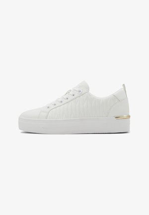 Weiße, gesteppte Sneakers mit einer erhöhten Sohle, die runde Schnürsenkel und einen goldenen Akzent an der Ferse aufweisen. Durchgehend glattes, synthetisches Material.