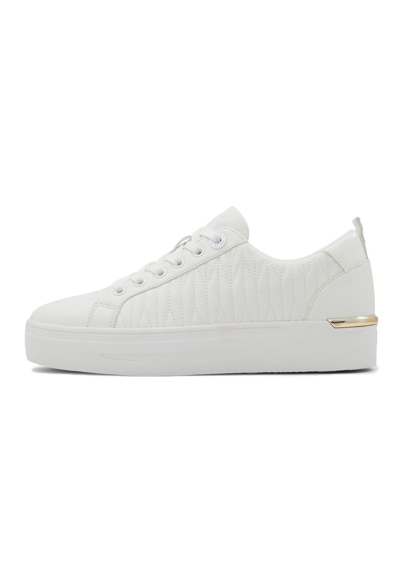 Sneakers bianchi trapuntati con piattaforma rialzata, dotati di lacci rotondi e un accento dorato sul tallone. Materiale sintetico liscio in tutto.