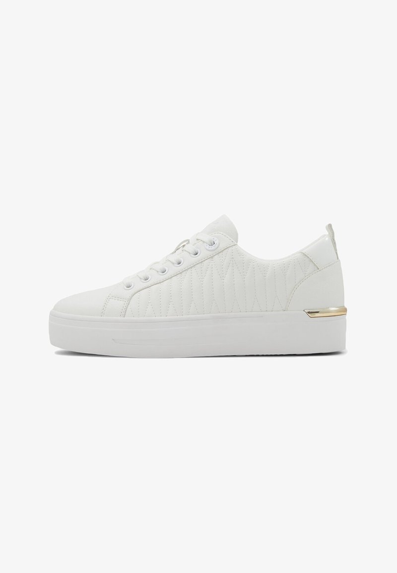 Sneakers bianchi trapuntati con piattaforma rialzata, dotati di lacci rotondi e un accento dorato sul tallone. Materiale sintetico liscio in tutto.