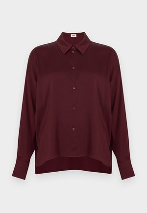 Chemise bordeaux à manches longues avec col boutonné et boutons sur le devant ; tissu lisse semblable à du satin ; coupe légèrement décontractée avec fentes sur les côtés.