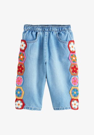 Lichtblauwe denim shorts met elastische taille, voorzien van kleurrijke gehaakte bloemenpatches langs beide buitenzijden van de benen.