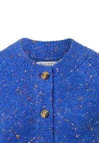 Blauer Cardigan aus strukturierter Stoff, mit mehrfarbigen Sprenkeln, rundem Ausschnitt und zwei braunen Knöpfen vorne.