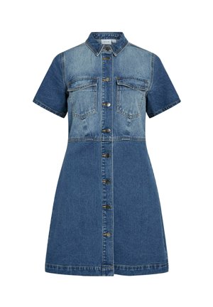 Denim skjortekjole med korte ærmer, knaplukning foran, to brystlommer og en gradientvask fra lys til mørk blå.