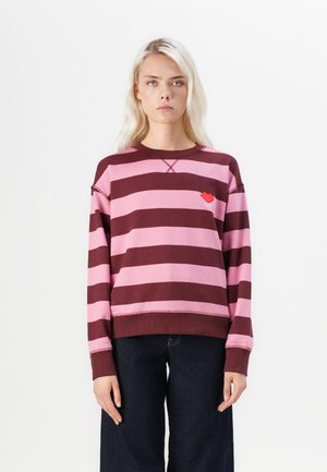 Gestreepte sweatshirt in donkerrood en roze, met een ronde halslijn, lange mouwen en een klein rood patchdetail op de borst.