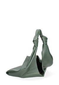 Sac à main en cuir vert avec une anse torsadée unique, texture douce et design asymétrique. Ouverture supérieure avec un intérieur spacieux.